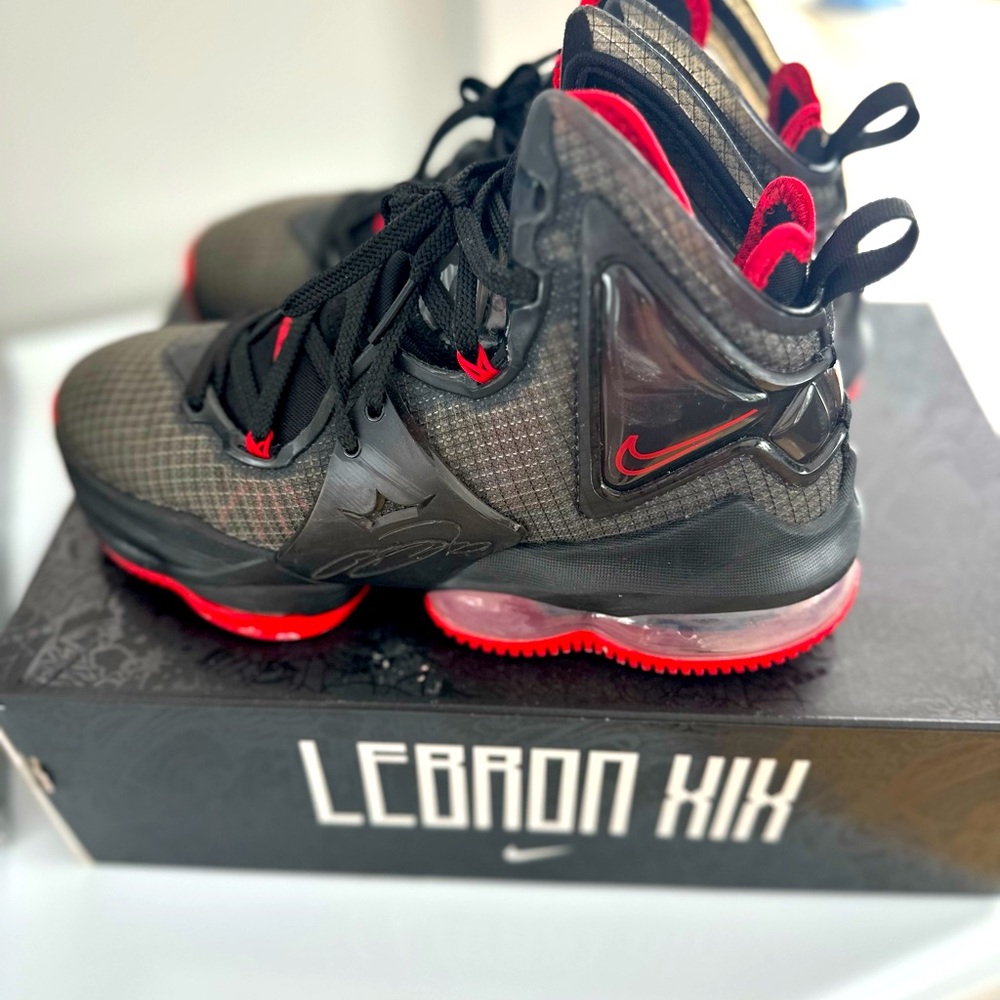 2021 Basketball Shoes
LeBron 19 GS 'Bred'
4.5Y